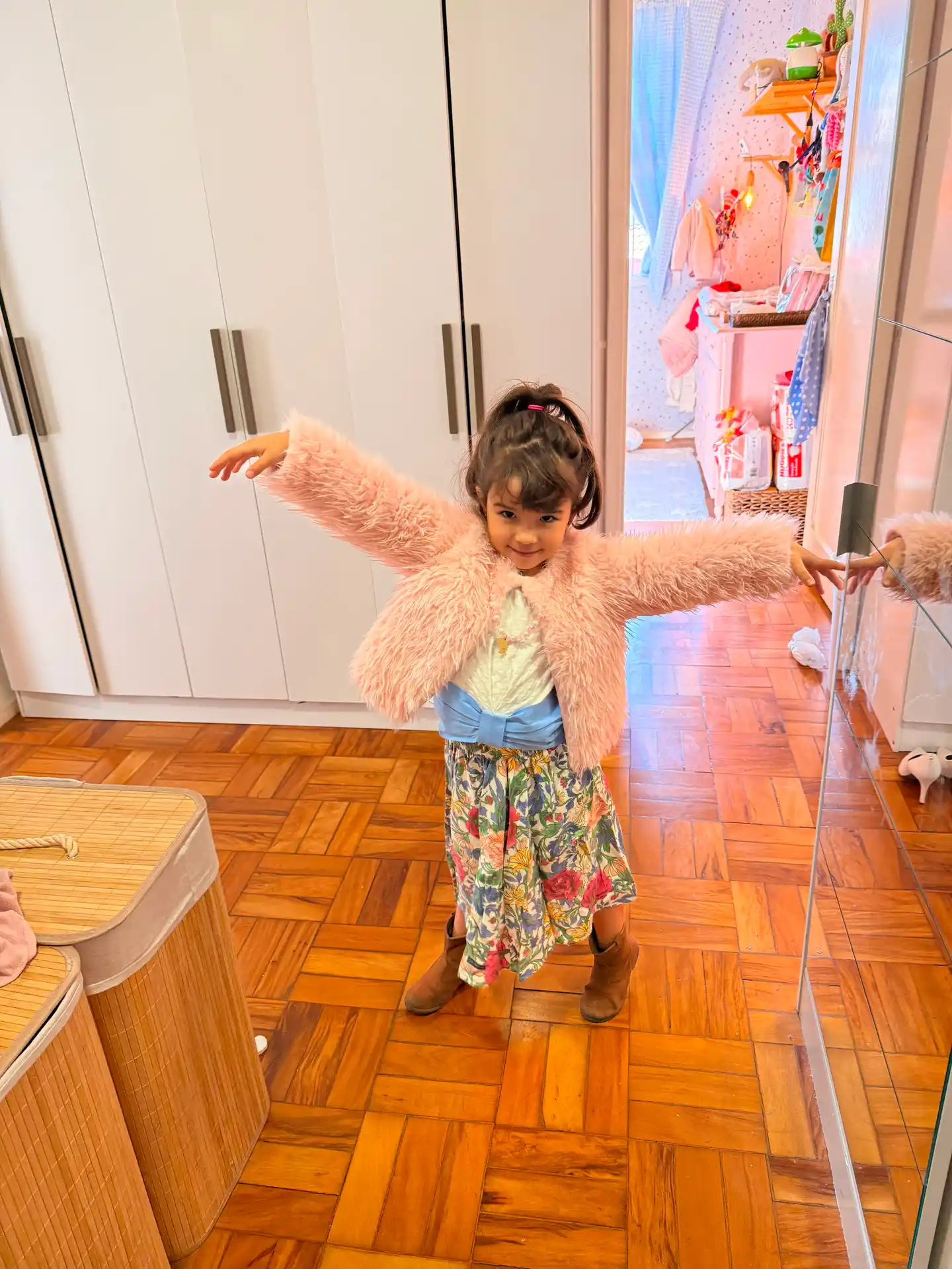 Menina de fantasia se olhando no espelho