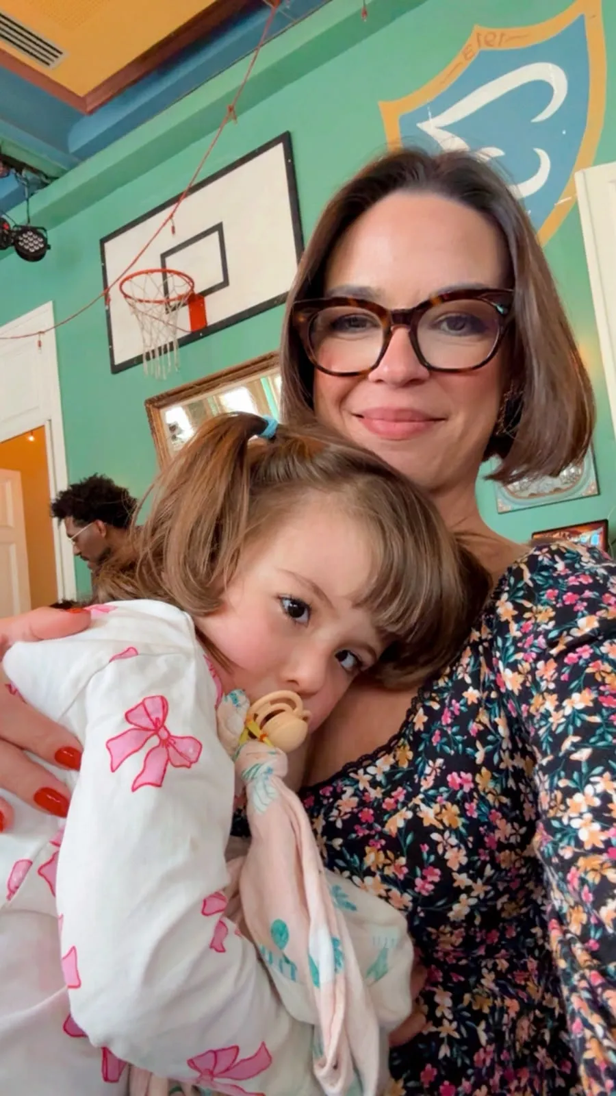 Nicole com a filha no colo