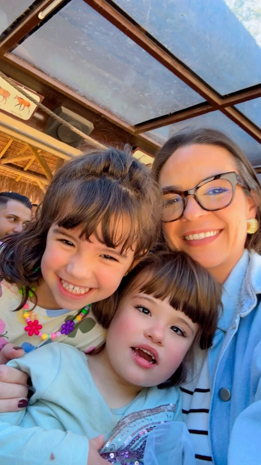 Nicole caminhando com as duas filhas