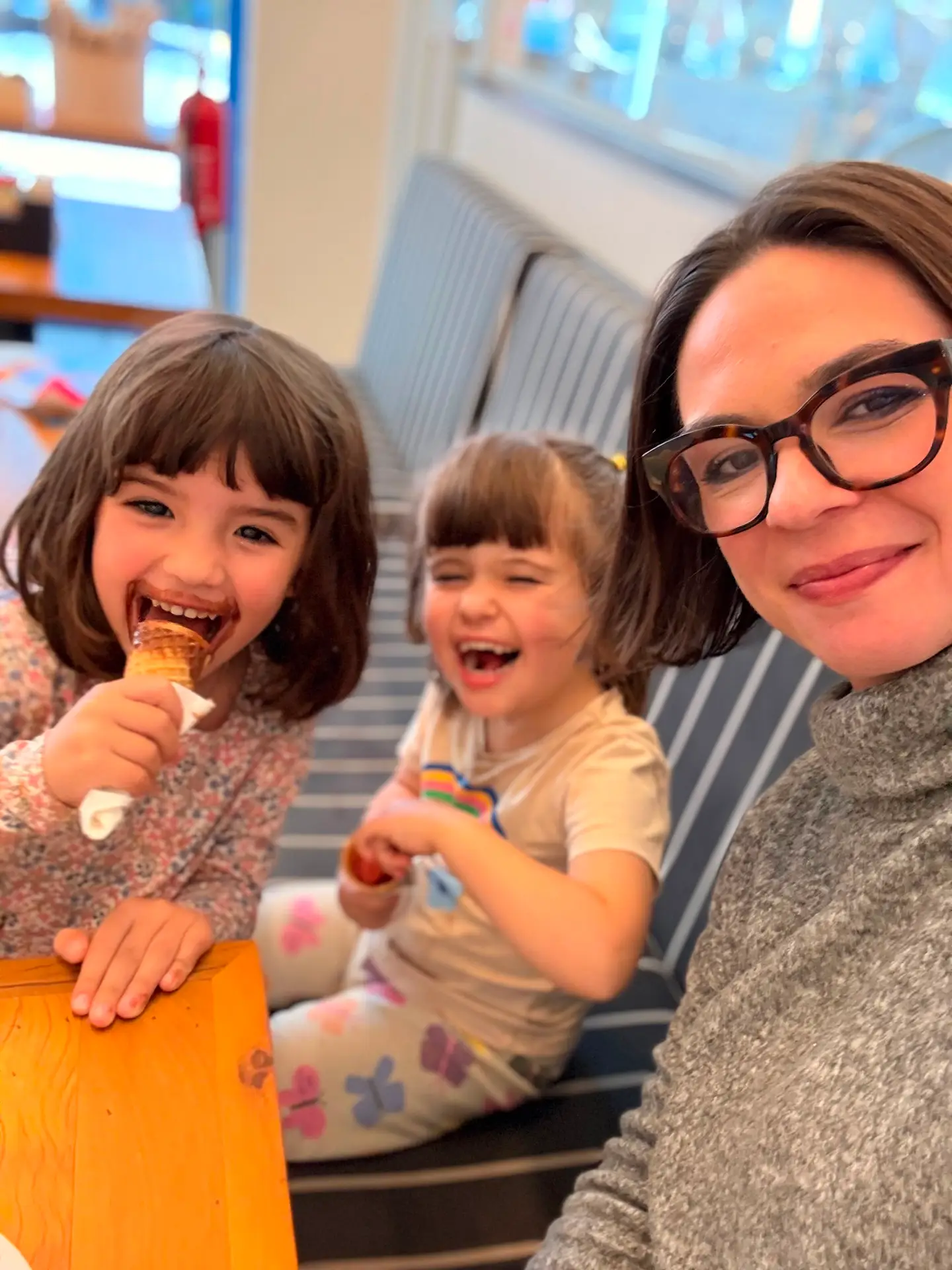 Nicole tomando sorvete com as duas filhas